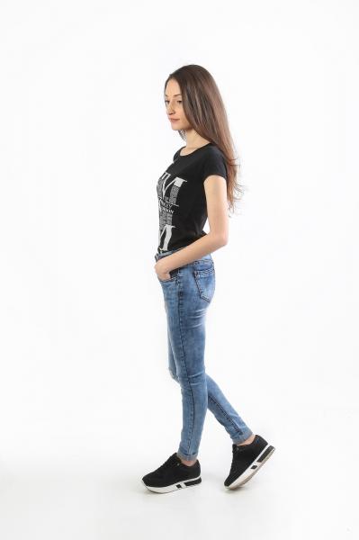 Ladies jeans with torn effect