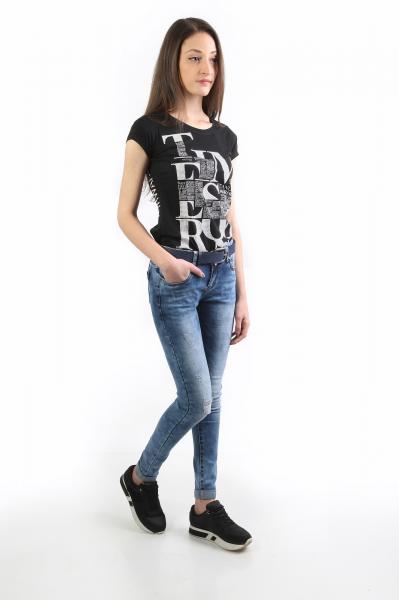 Ladies jeans with torn effect