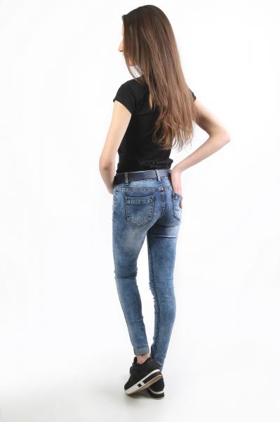 Ladies jeans with torn effect